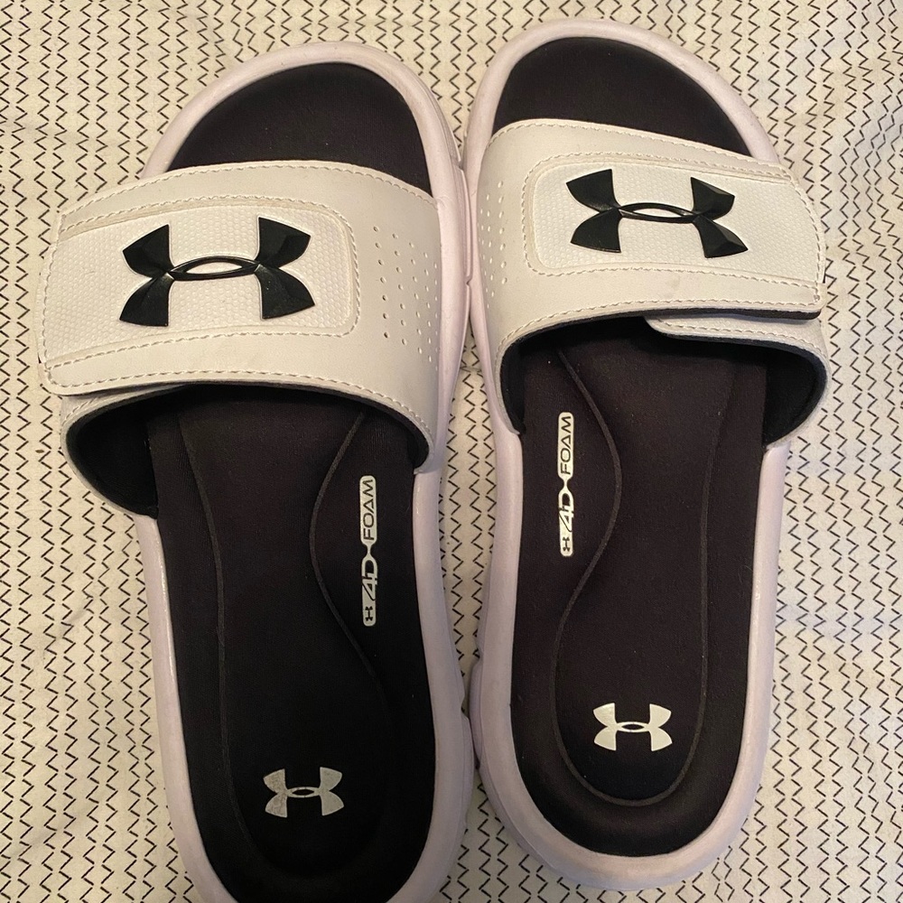 Boys under Armour Velcro foam slides size 6